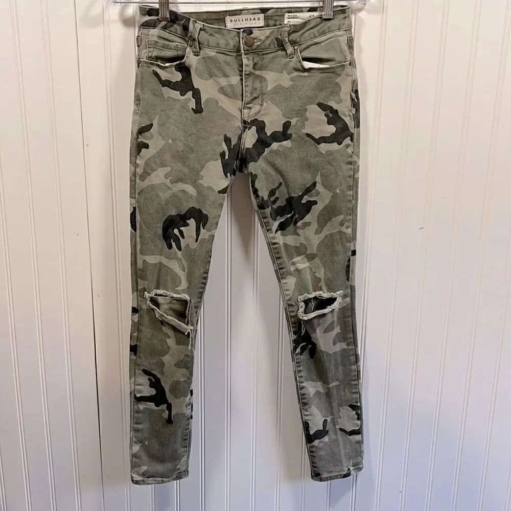 Bullhead mid rise camo skinny jean